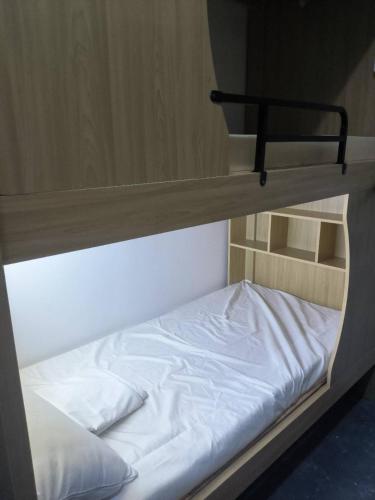 En eller flere senge i et værelse på Hola backpacker Hostel 2