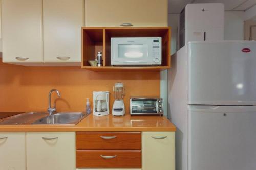 eine Küche mit Spüle und einem weißen Kühlschrank in der Unterkunft Grand Getaway Royal Retreats at Maho Beach Studio in Lowlands