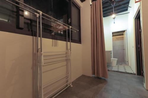 a room with a closet with a sliding door at 小島月光民宿 Moonlit Isle in Green Island