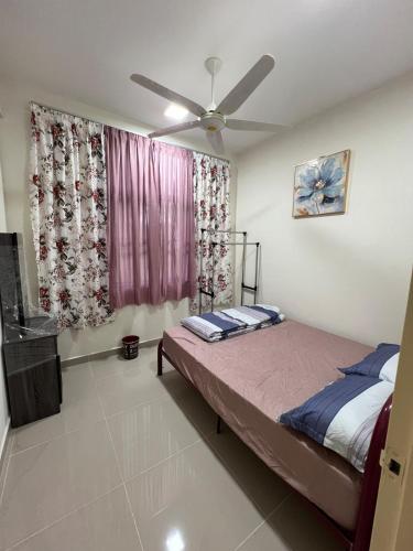 a bedroom with a bed and a ceiling fan at Selesa Homestay Beranang in Lengging