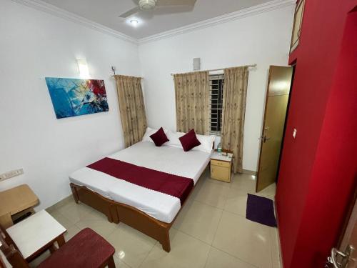 a bedroom with a bed in a room at Abids Inn Homestay in Bangalore