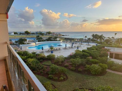 una vista aerea di un resort con piscina e oceano di Paradise Perch - Royal Retreats at Maho Beach a Lowlands