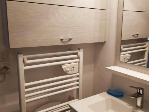 une salle de bain avec un lavabo, des toilettes et un miroir dans l'établissement Appartement cosy 3 pièces avec parking et animaux admis - FR-1-224B-134, à Noirmoutier-en-l'lle