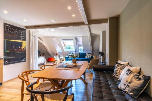 un salon avec un canapé et une table dans l'établissement STRAS'LOFT - Hypercentre - Haut de Gamme - Cathédrale - Confort - Calme, à Strasbourg