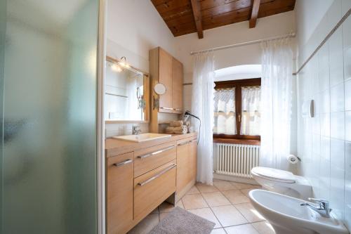 un baño con lavabo e inodoro en Gardastay - Ferdi's House, en Riva del Garda
