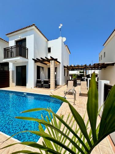 Villa ILIOS Cozy 2BR with Pool
