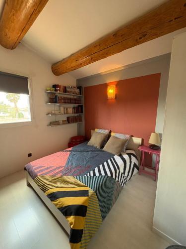 une chambre avec un lit et une fenêtre dans l'établissement La belle Ariete Arles Piscine, à Arles