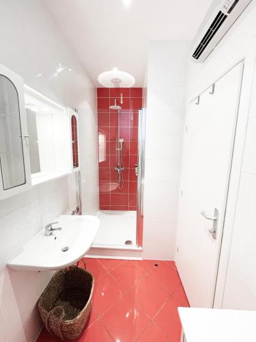 Un baño de Apartments Monika & Breakfast Baskets 145
