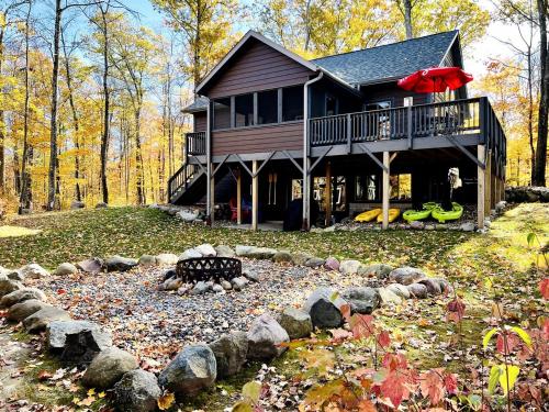 Aed väljaspool majutusasutust Pet-Friendly Lakeside Cabin Ideal for a Family Getaway in Wisconsin