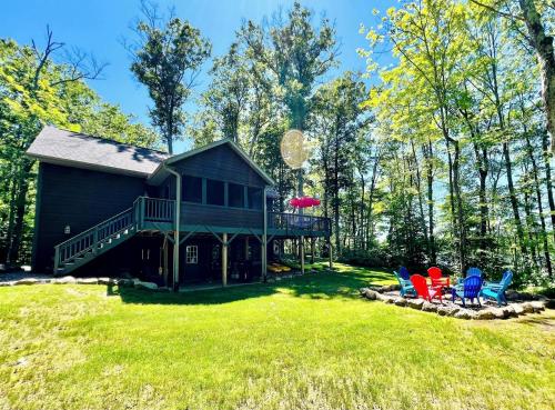 Aed väljaspool majutusasutust Pet-Friendly Lakeside Cabin Ideal for a Family Getaway in Wisconsin