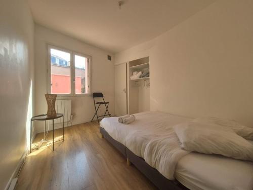 une chambre avec un lit, une fenêtre et une chaise dans l'établissement Milano, 4 Pers, Centre-ville, Confortable, à Reims
