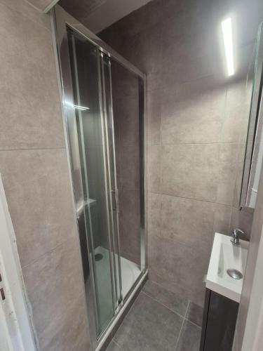 une salle de bain avec douche et lavabo dans l'établissement Milano, 4 Pers, Centre-ville, Confortable, à Reims