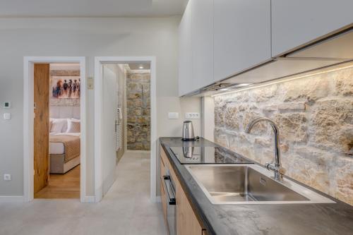 InMotion Luxury Rooms