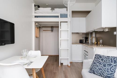 Il comprend un salon et une cuisine avec des lits superposés. dans l'établissement Cozy Renovated Studio in Kallio near Metro Station, à Helsinki