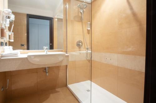 łazienka z umywalką i prysznicem w obiekcie Hotel IMPERATORI w Rzymie