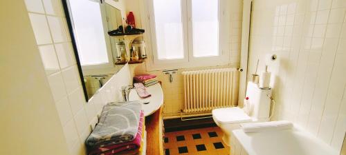 une salle de bain avec un lavabo, des toilettes et un miroir dans l'établissement Grande maison proche Dieppe, idéal familles et professionnels, à Dieppe