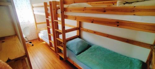- une chambre avec lits superposés dans l'établissement Grande maison proche Dieppe, idéal familles et professionnels, à Dieppe