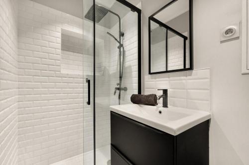 une salle de bain avec un lavabo et une douche en verre dans l'établissement Studio Tolosan - Cosy Tram & Bord de Garonne, à Toulouse