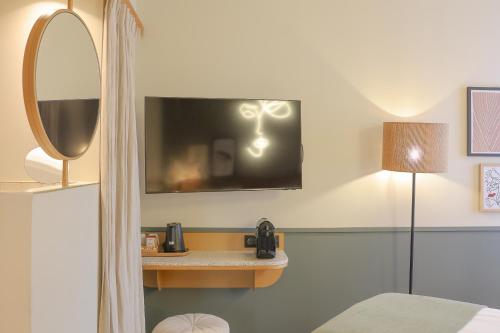 Bloom House Hôtel & SPAにあるテレビまたはエンターテインメントセンター