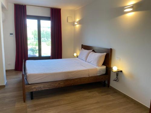 San Marzano OlivetoにあるVilla Vignetoの窓のある大きなベッドのある寝室