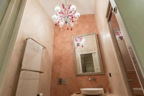 une salle de bain avec un lavabo et un miroir dans l'établissement Elegant 3 Bedroom Apartment, Central Chamonix, à Chamonix-Mont-Blanc