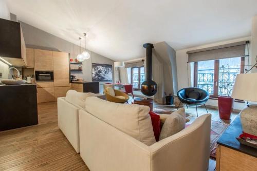 un salon avec un canapé blanc et une cuisine dans l'établissement Elegant 3 Bedroom Apartment, Central Chamonix, à Chamonix-Mont-Blanc