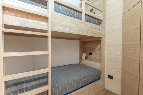 une chambre avec deux lits superposés dans une pièce dans l'établissement Elegant 3 Bedroom Apartment, Central Chamonix, à Chamonix-Mont-Blanc