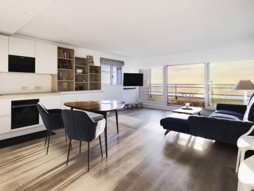 un salon avec une table et un canapé dans l'établissement Magnifique appartement au Touquet, balcon vue mer, wifi, box inclus - FR-1-821-1, à Le Touquet-Paris-Plage