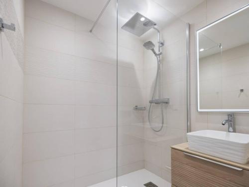 une salle de bain blanche avec une douche et un lavabo dans l'établissement Magnifique appartement au Touquet, balcon vue mer, wifi, box inclus - FR-1-821-1, à Le Touquet-Paris-Plage