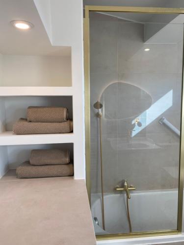 une douche avec une porte vitrée dans une salle de bain dans l'établissement L'Origan, Studio sous les toits, à Draguignan