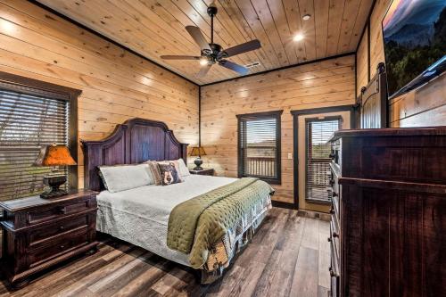 Voodi või voodid majutusasutuse Stunning Cabin with Indoor Pool, Pool Table and Hot-tub in Sevierville, Tennessee toas