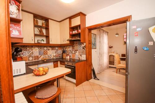 una cocina con una mesa y un refrigerador en Great location,2 bedroom apartment, en Cavtat