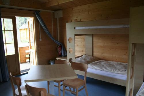 1 dormitorio con 1 cama, mesa y sillas en Camping Amerika, en Františkovy Lázně