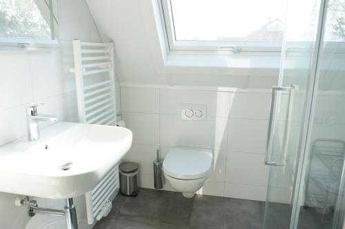 Et badeværelse på Kustverhuur, Park Schoneveld Stern 265