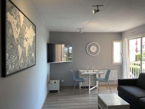 un salon avec un canapé et une table dans l'établissement Studio 2 couchages - Centre Port - CAP D 'AGDE, au Cap d'Agde