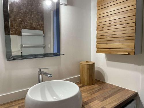 une salle de bain avec un lavabo blanc et un miroir dans l'établissement Studio 2 couchages - Centre Port - CAP D 'AGDE, au Cap d'Agde