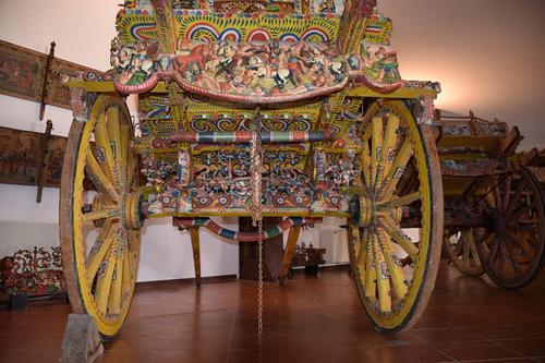 a carriage with large wheels in a room at Case Vacanze Terra Sinus in Terrasini