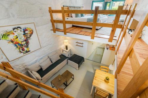 vista sul soffitto di un soggiorno e di una camera da letto di GuestReady - A special place in Porto a Porto