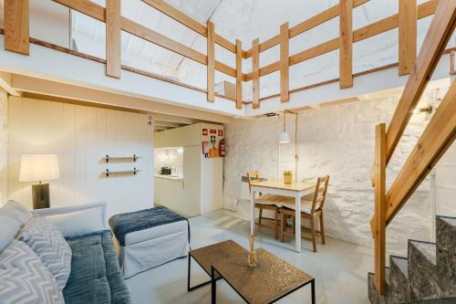 un soggiorno con un divano e un tavolo di GuestReady - A special place in Porto a Porto
