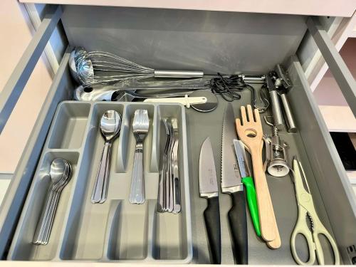 a drawer filled with utensils and utensils sidx sidx sidx at Miami Vice Appartement mit Balkon & Flussblick-Das Alpenzeit im Zentrum mit Parkplatz in Bad Aussee