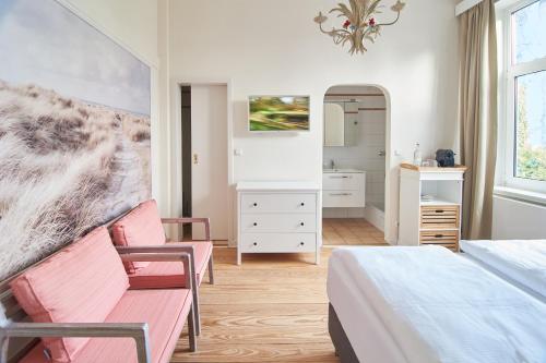 Un dormitorio con dos camas y un espejo. en Villa Dünenblick Doppelzimmer Bernstein, en Timmendorfer Strand