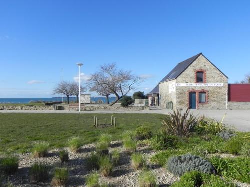 une ancienne église en pierre avec une pelouse devant dans l'établissement Duplex à 150m de la mer, à Concarneau