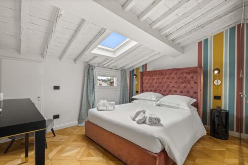 ein Schlafzimmer mit einem großen Bett und einem Klavier in der Unterkunft Nato Felice Apartment in Florenz