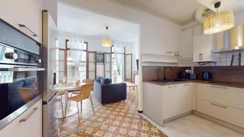 une cuisine avec une table et une salle à manger dans l'établissement Le Perpignan Chic, à Perpignan