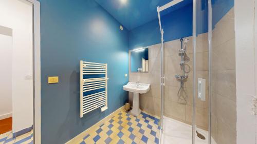 une salle de bain avec douche et lavabo dans l'établissement Le Perpignan Chic, à Perpignan