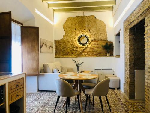 a dining room with a table and chairs at La casa grande in Carmona