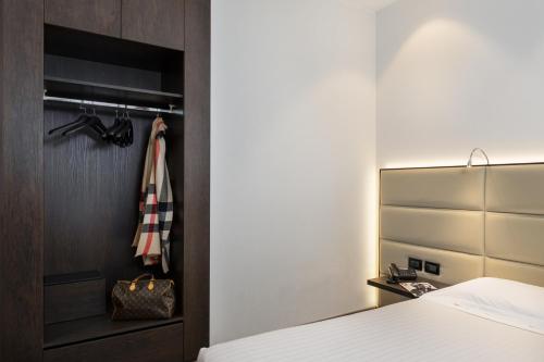 a bedroom with a bed and a closet at Hotel Minerva in Arezzo