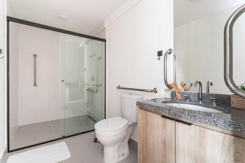 a bathroom with a toilet and a shower and a sink at Hub Boa Vista by Viva - Prédio novo próximo ao Autódromo de Interlagos com lavanderia e academia in Sao Paulo