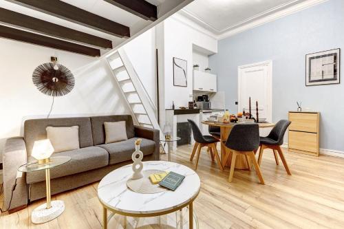 un salon avec un canapé et une table dans l'établissement Charme Parisien Studio Cosy pour 4 Personnes, à Paris
