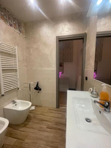 a bathroom with a tub and a sink and a toilet at Casa Unzaja22 in Savona